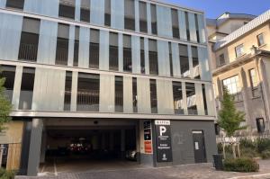 Façade moderne du parking EFFIA Diderot avec panneau d'entrée République et accès véhicules.