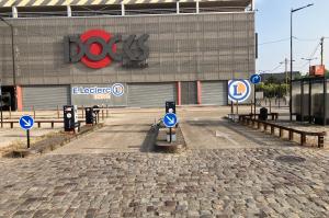 Emplacements réservés à la recharge des véhicules électriques aménagés sur sol pavé face au bâtiment des Docks Vauban.