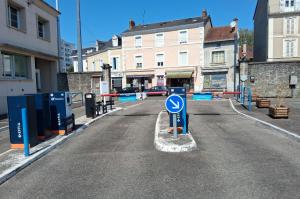 Entrée et sortie de parking avec barrières automatiques et bornes EFFIA.
