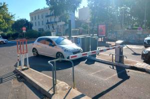 Bornes d’entrée et barrière automatique régulant l’accès aux véhicules.