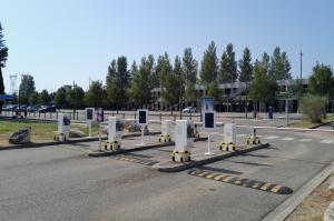Voies d'accès équipées de bornes de contrôle et barrières automatiques au parking EFFIA P2-P3.