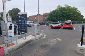 Borne de contrôle d'accès, barrière automatique et panneau tarifaire à l'entrée du parking P3 Urgences.