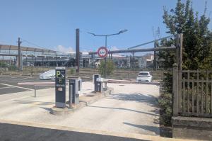 Entrée du parking P3 réservé aux abonnés avec barrières automatiques.