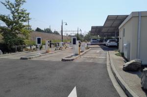 Bornes d'accès, barrières automatiques et ombrières photovoltaïques à l'entrée du parking EFFIA P5.