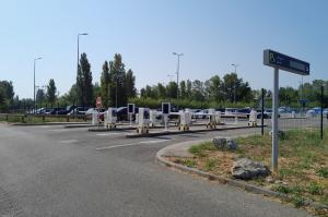 Panneau signalétique et voies d'accès avec barrières automatiques à l'entrée du parking EFFIA P6.