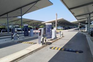 Voies d'accès couvertes avec bornes de contrôle et panneaux tarifaires au parking EFFIA P7.