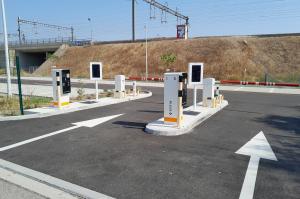 Bornes d'accès, écrans d'information et barrières automatiques à l'entrée du parking EFFIA P8.