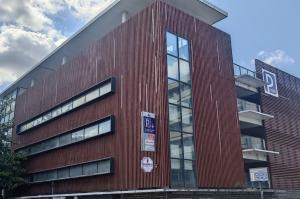 Façade extérieure moderne du bâtiment du parc relais avec bardage en bois.