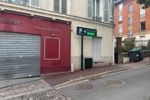 Panneau lumineux indiquant l'accès au parking du centre-ville dans la rue.
