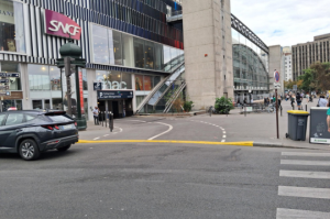Entrée du parking couverte située au pied de la gare Montparnasse et des commerces adjacents.