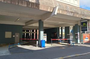 Entrée couverte du parking P2 Gare de Rouen accessible 24h/24 avec barrières automatiques.