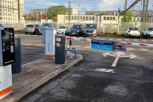 Voies d'entrée et de sortie équipées de bornes et barrières automatiques EFFIA.