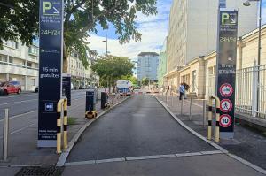Totems de signalétique EFFIA indiquant l'accès 24h/24 et les 15 minutes de stationnement gratuit.
