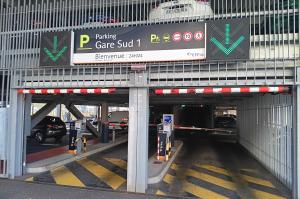 Entrée du parking couvert Gare Sud 1 avec barrières automatiques et affichage dynamique des places.
