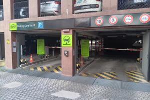 Entrée du parking Gare Sud 2 indiquant le gabarit maximal et l'accès réservé.