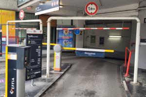 Accès au parking EFFIA Amiens 2 équipé de bornes de contrôle à tickets, d'un gabarit de hauteur à 1,80 m et de barrières automatiques.