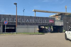 Vue extérieure du bâtiment de la gare de L'Arbresle intégrant l'accès au parking.