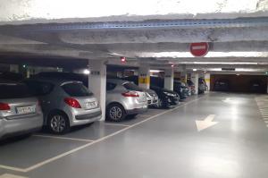 Niveau -2 du parking couvert Naolib Médiathèque avec places de stationnement balisées, flèches de circulation et voyants d'occupation.