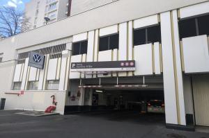 Entrée du parking couvert Centre-Ville sous un bâtiment moderne, marquée par un enseigne EFFIA et un portique de hauteur.