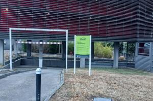 Entrée du parking couvert Naolib / EFFIA Fresche Blanc avec rampe d'accès, gabarit de hauteur et panneaux de signalisation.