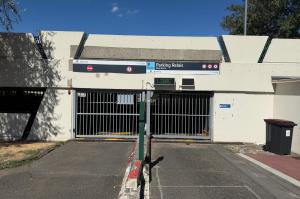 Accès extérieur au Parking Relais Bras de Fer EFFIA avec grille motorisée et panneau d'affichage « LIBRE ».
