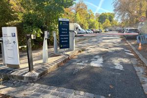 Borne de contrôle avec barrière levante et panneau indiquant un parking EFFIA réservé aux abonnés.