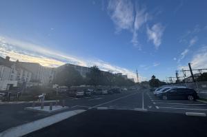 Vue d'ensemble du parking extérieur à côté des voies ferrées à Blois.