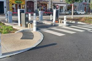 Bornes de contrôle et barrières de passage à la sortie du parking.