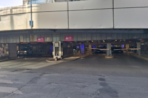 Vue des voies de sortie du parking sous structure couverte, équipées de barrières automatiques.