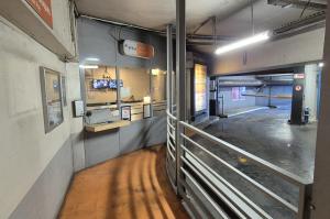Local d'accueil vitré d'un parking EFFIA avec écran de contrôle en arrière-plan.