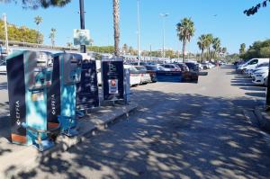Voie d'accès au parking extérieur avec barrières automatiques et bornes EFFIA