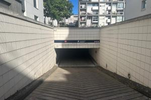Rampe d'accès en pente menant à l'entrée du parking abonnés Malakoff.