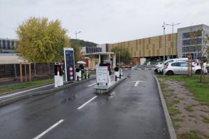 Voies d'accès du parking P1 équipées de barrières et de bornes.