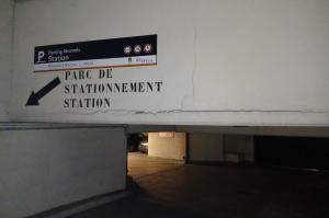 Entrée du parking abonnés Station avec flèche de direction et signalisation EFFIA.