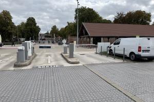 Voies de sortie du parking avec barrières automatiques et bornes de passage.