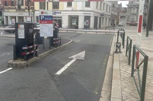 Voie d'entrée du parking Jaurès avec barrière, borne et panneau de tarifs.