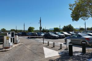 Voie d'accès d'un parking extérieur avec barrière automatique et affichage « LIBRE
