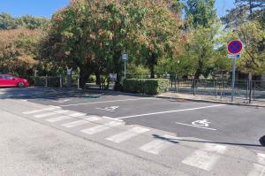 Emplacements de stationnement réservés aux personnes à mobilité réduite.