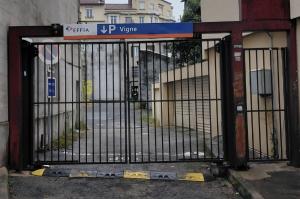 Portail métallique d'accès au parking Vigne avec signalisation EFFIA.