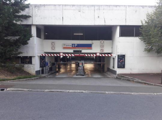 Entée du Parking gare Chaville Velizy