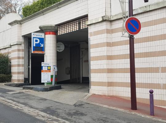 L'ENTREE DU PARKING