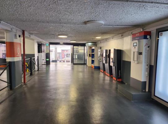 automates de paiement EFFIA et borne AVIS dans un couloir du niveau 0.