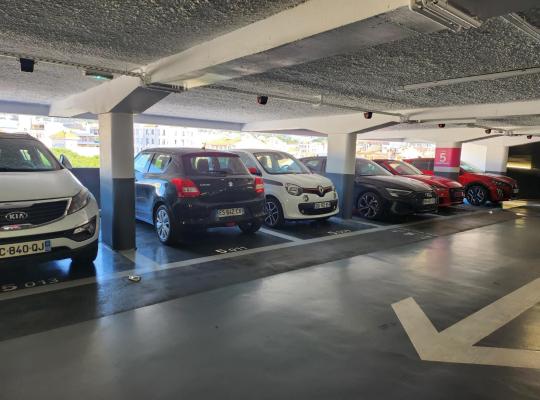 voitures garées au niveau 5 d'un parking couvert EFFIA avec vue sur la ville.
