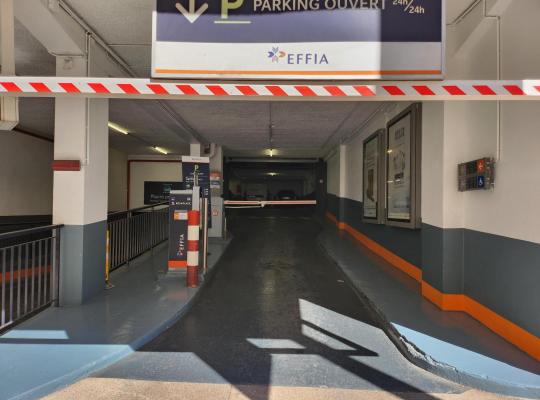 entrée d'un parking EFFIA avec borne de péage sous une barre de hauteur.