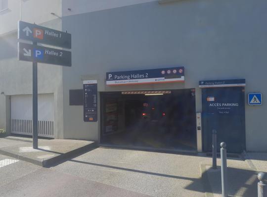entrée du parking souterrain EFFIA "Halles 2" en centre-ville : le visuel met en évidence la signalétique directionnelle claire pour les parkings Halles 1 et 2, ainsi que l'accès piéton sécurisé et le tableau des tarifs à l'entrée.