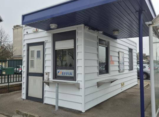présentation d'un bureau d'accueil client EFFIA moderne et compact: cette cabine de service permet aux usagers de recevoir une assistance physique et des informations directement sur le site du parking.