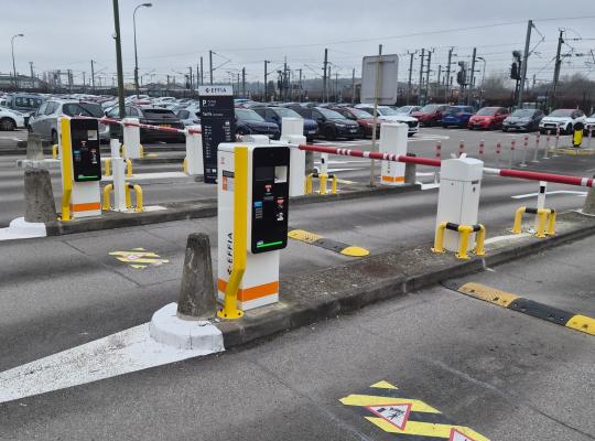 zoom sur les bornes de péage et les barrières automatiques d'un parking EFFIA: l'infrastructure est équipée de systèmes de lecture de tickets et de paiement sécurisés pour fluidifier l'accès des véhicules.