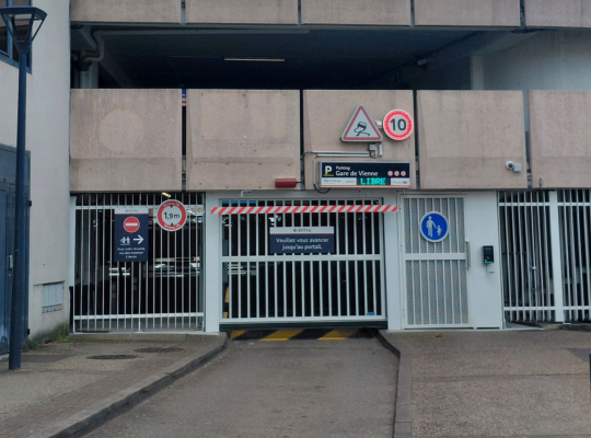 Entrée piétonne du parking silo EFFIA Gare de Vienne avec panneau de signalisation.