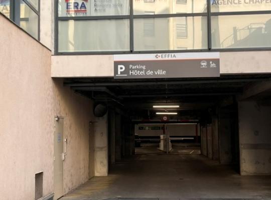 Vue générale de la façade et de l'accès au parking couvert EFFIA Gare de Châteauroux - Volontaires : un aménagement urbain moderne qui facilite l'accès direct des automobilistes aux quais de la gare.