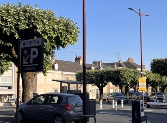 Vue d'ensemble du parking extérieur EFFIA Gare de Châteauroux - Volontaires : un espace de stationnement goudronné, propre et sécurisé, offrant un accès direct et pratique aux quais pour les voyageurs.
